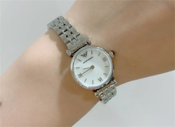 阿玛尼腕表很久不戴不走了原因是啥